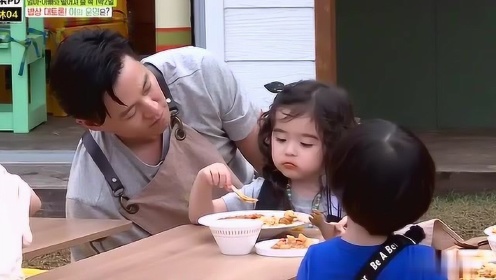 韩综：李瑞镇用心做的咖喱 孩子们吃得好香 自己顿时好欣慰