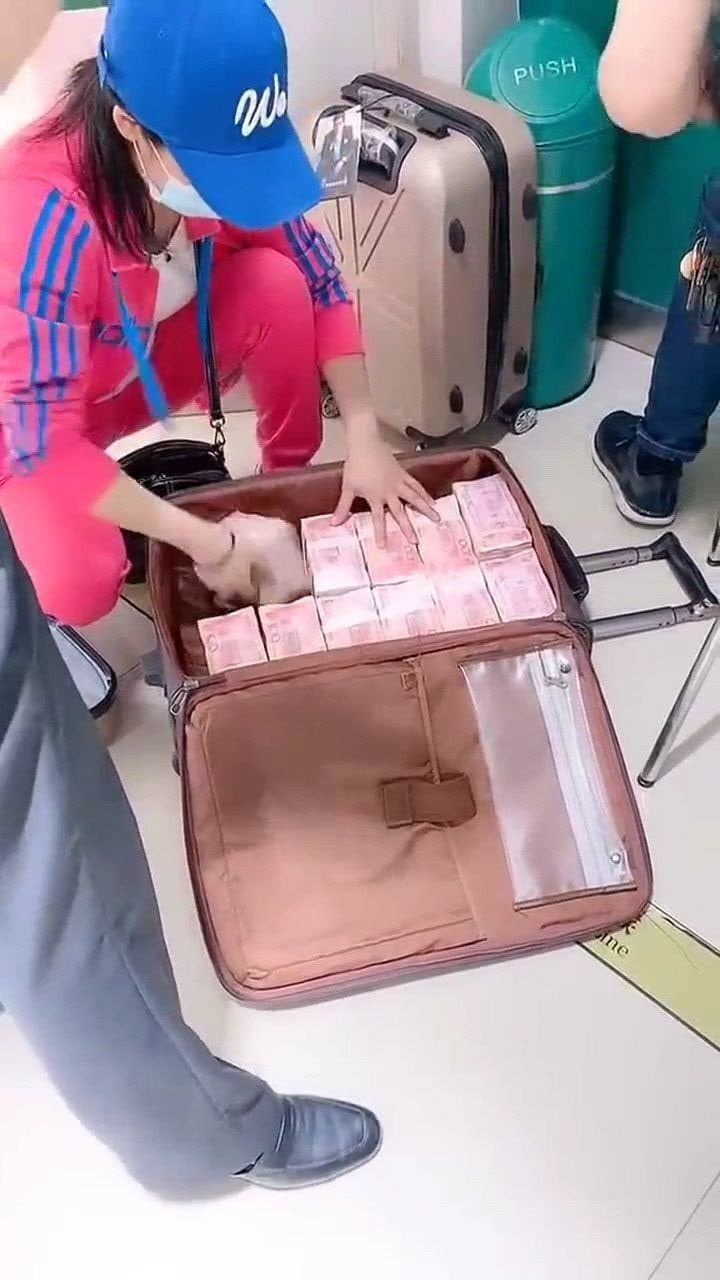 300万的现金长这么大头次见一个行李箱都装不下