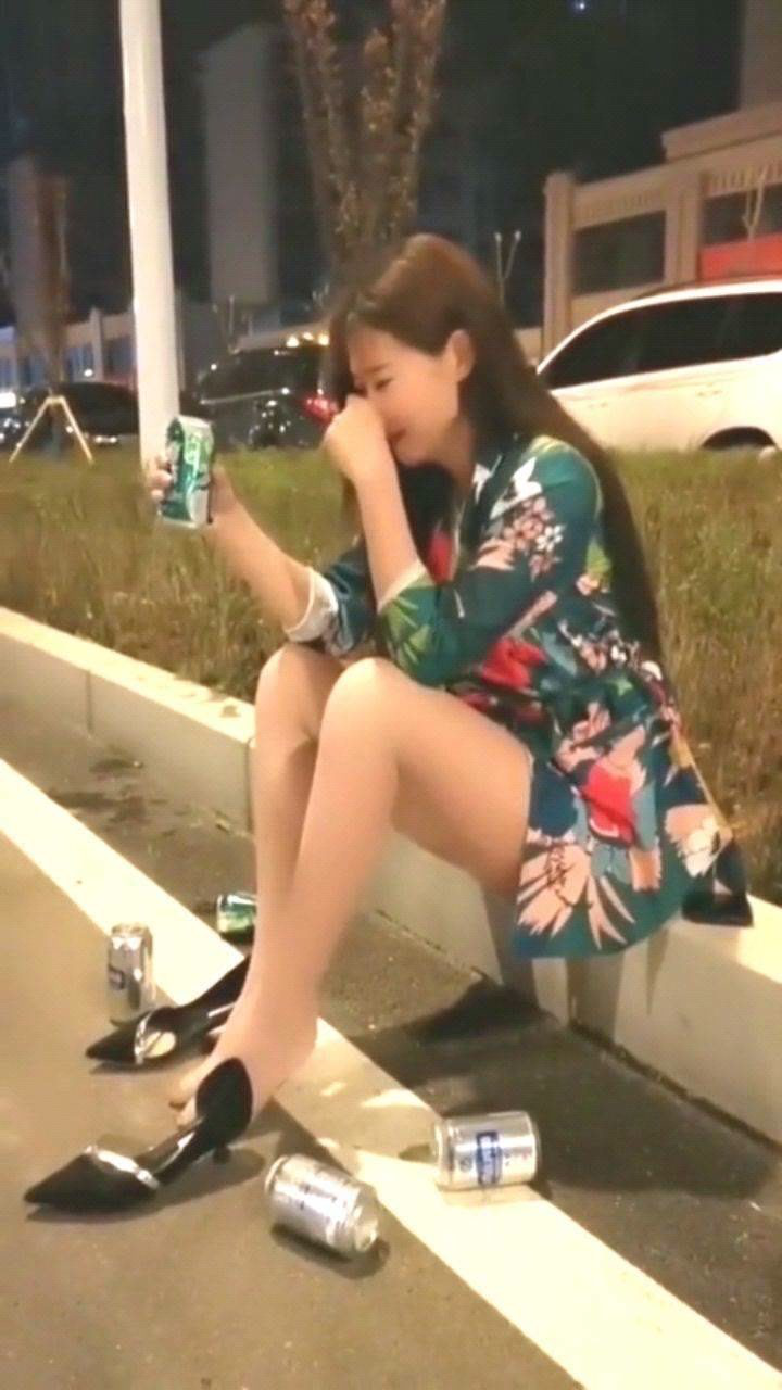 表姐今天离婚了坐在马路边上喝酒真想上去安慰她一下