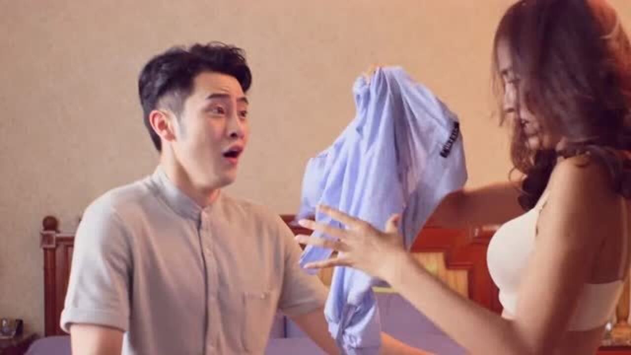 美女为了捉虫子直接把衣服给脱了顺便还把男子扑倒了