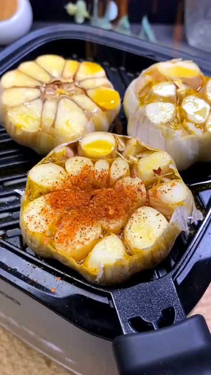 超好吃的烧烤大蒜情侣亲吻前应该来一个吧