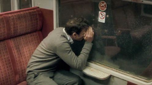 正常行驶的火车突然停下，男子往窗外看去，脸色瞬间就不对劲
