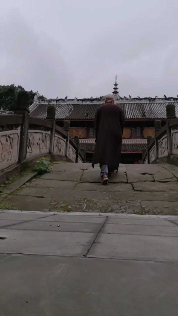 一袭素衣断红尘,青灯古佛伴余生!