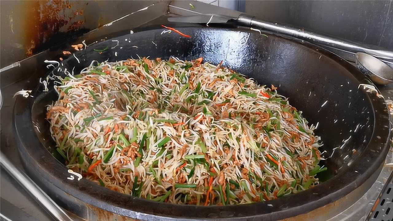 实拍农村大锅菜,300份豆芽肉丝一锅出,翻炒必须用铁锨
