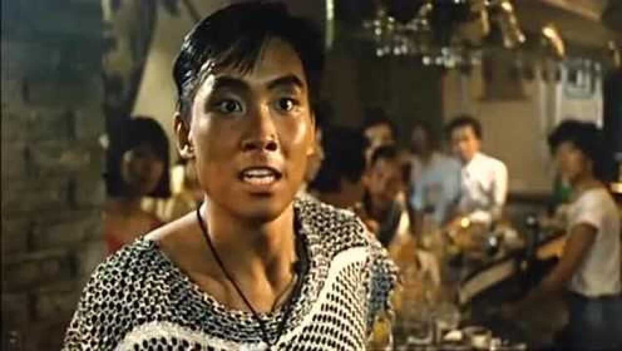 美女和几个男人打赌，输了脱衣服，美女只穿了一件上衣！_腾讯视频