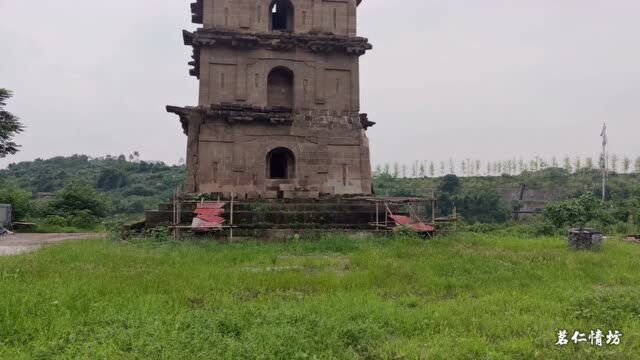 这就是四川广安的白塔,屹立在渠江河岸,已有几百年历史