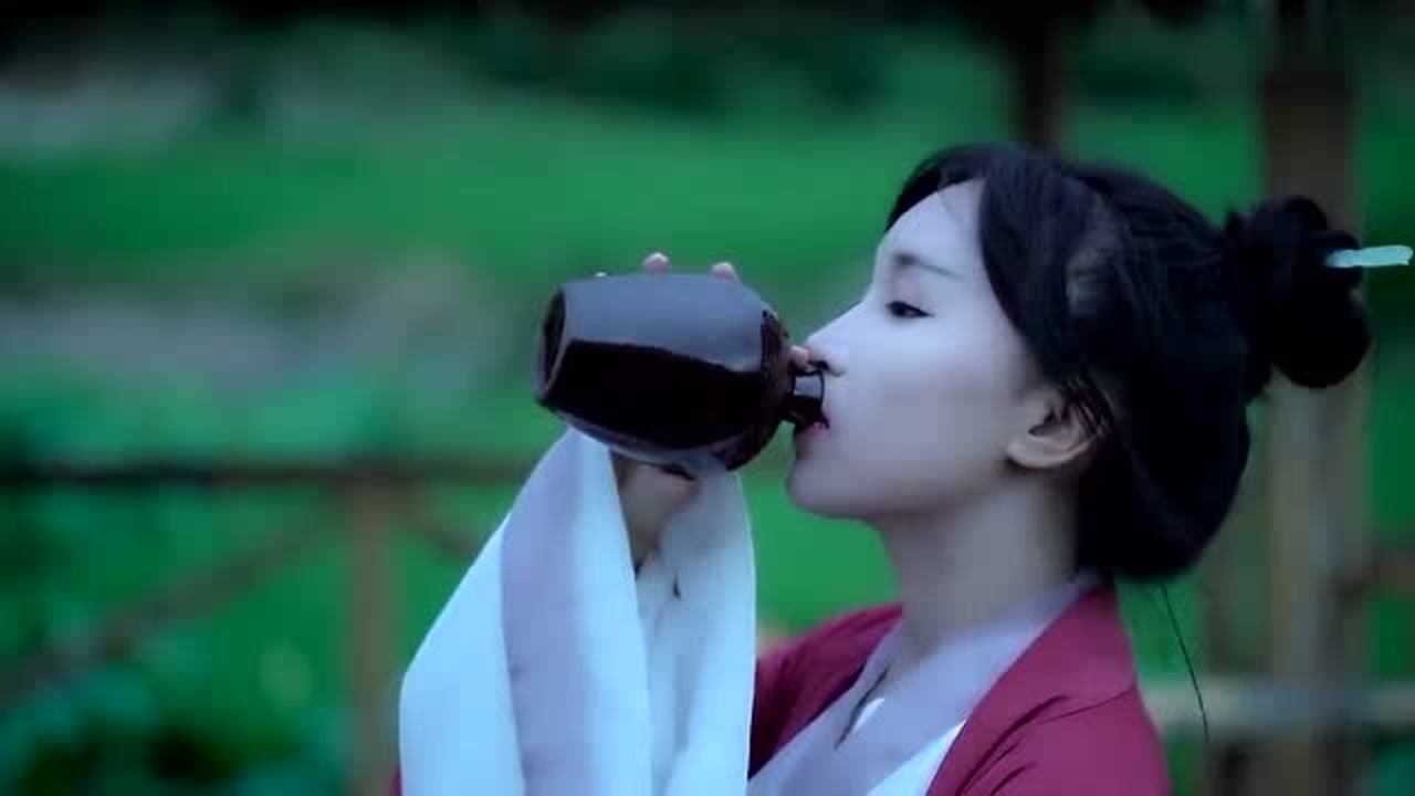 李子柒喝酒图片