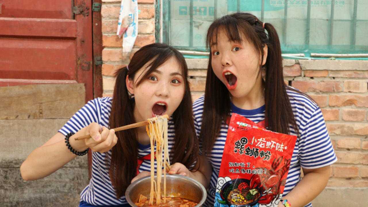 短剧圆圆给妹妹做螺蛳粉闻着特别臭但吃起来也太好吃了吧