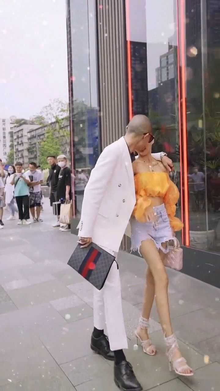 满眼都是宠溺爱是通神奶茶妹光头