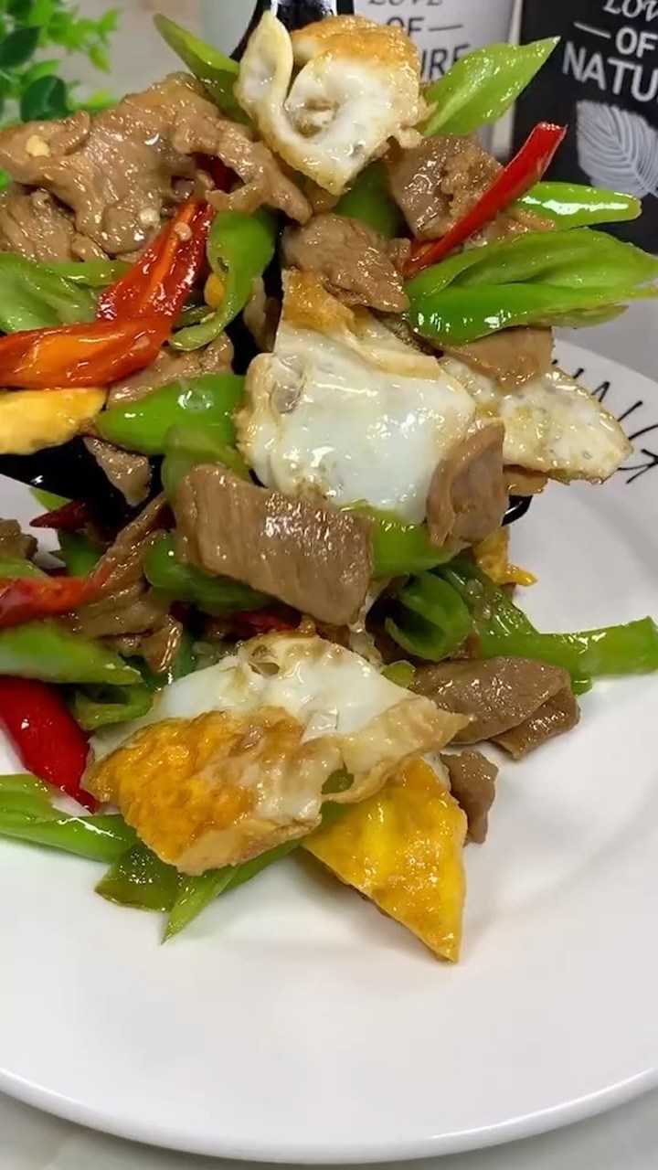 鸡蛋和肉片一起炒实在太好吃了如果你还没吃过可以试试看