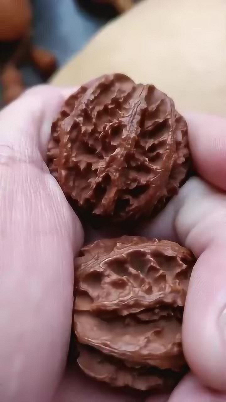 这对核桃纹理和形状都挺好就是盘起来有点扎手