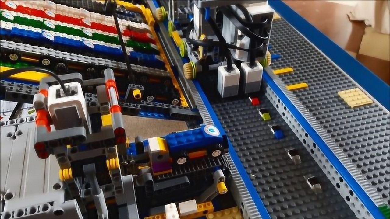 牛人创意diy乐高玩具!打造出"汽车制造工厂",生产过程太神奇