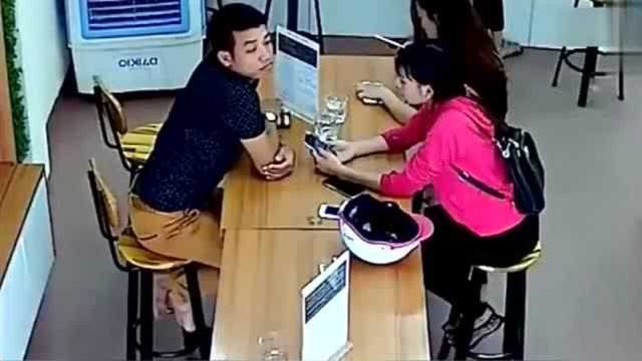 黑衣男子当着美女的面就把手伸到下面监控拍下龌龊一幕