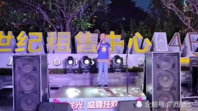 南宁龙光世纪广场男孩一曲《我还是从前那个少年》引来一群人围观