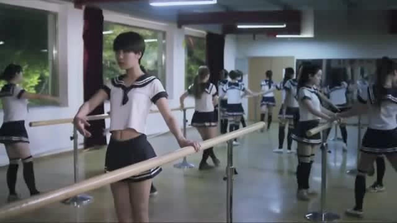 同学们突然变成丧尸，美女没能及时逃走，被丧尸围着咬_高清