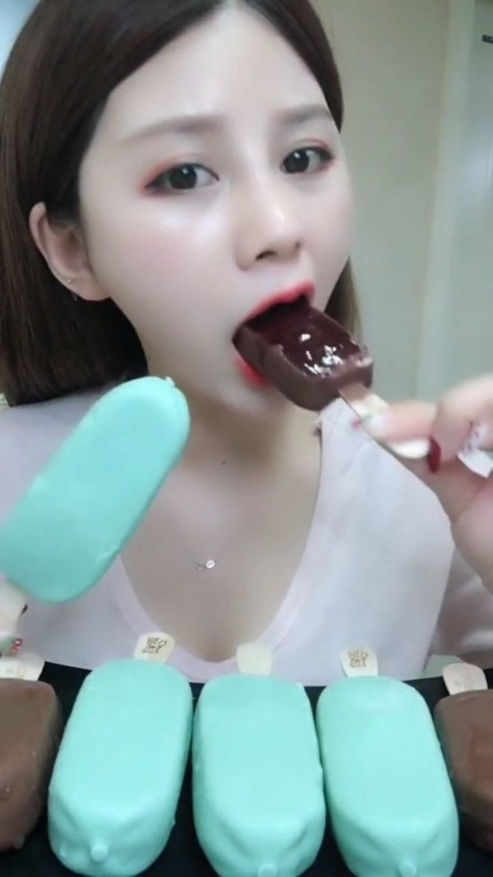 萌妹子吃雪糕两口就没了网友真厉害