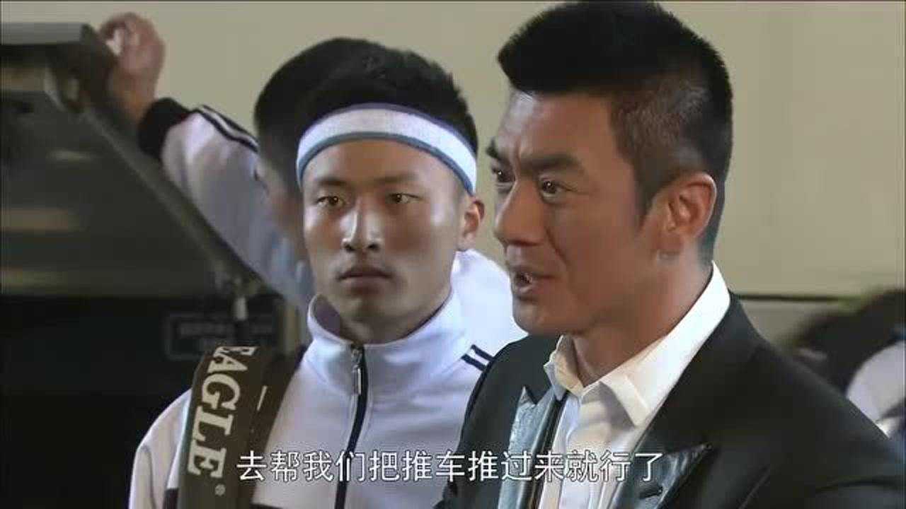 火凤凰:女特种兵情人岛度假,这女兵的打扮实在是太亮眼