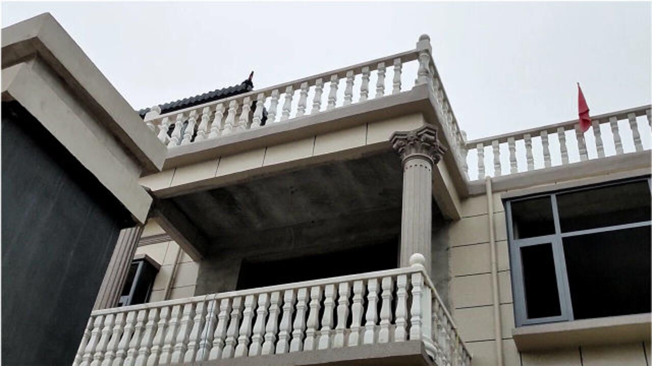 农村豪华自建房,柱子用的都是汉白玉,这得花多少钱