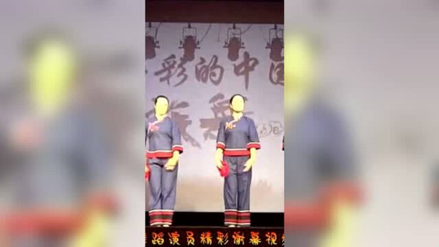 民族舞蹈演员别具一格的谢幕视频