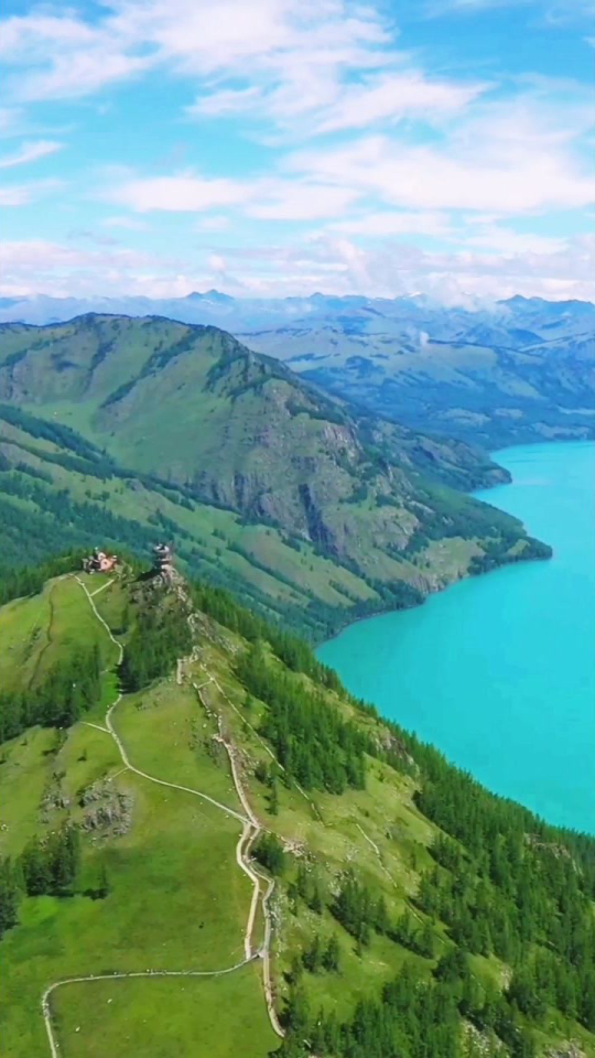 新疆喀纳斯观鱼台海拔2030米,是观察湖怪和游览喀纳斯湖全景,远眺海拔