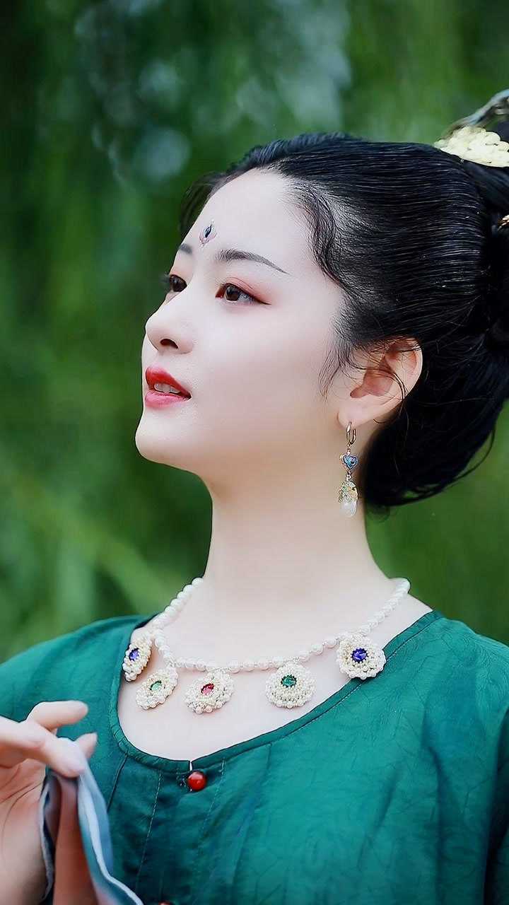 绝了手如柔荑肤如凝脂领如蝤蛴齿如瓠犀螓首蛾眉巧笑倩兮美目盼兮