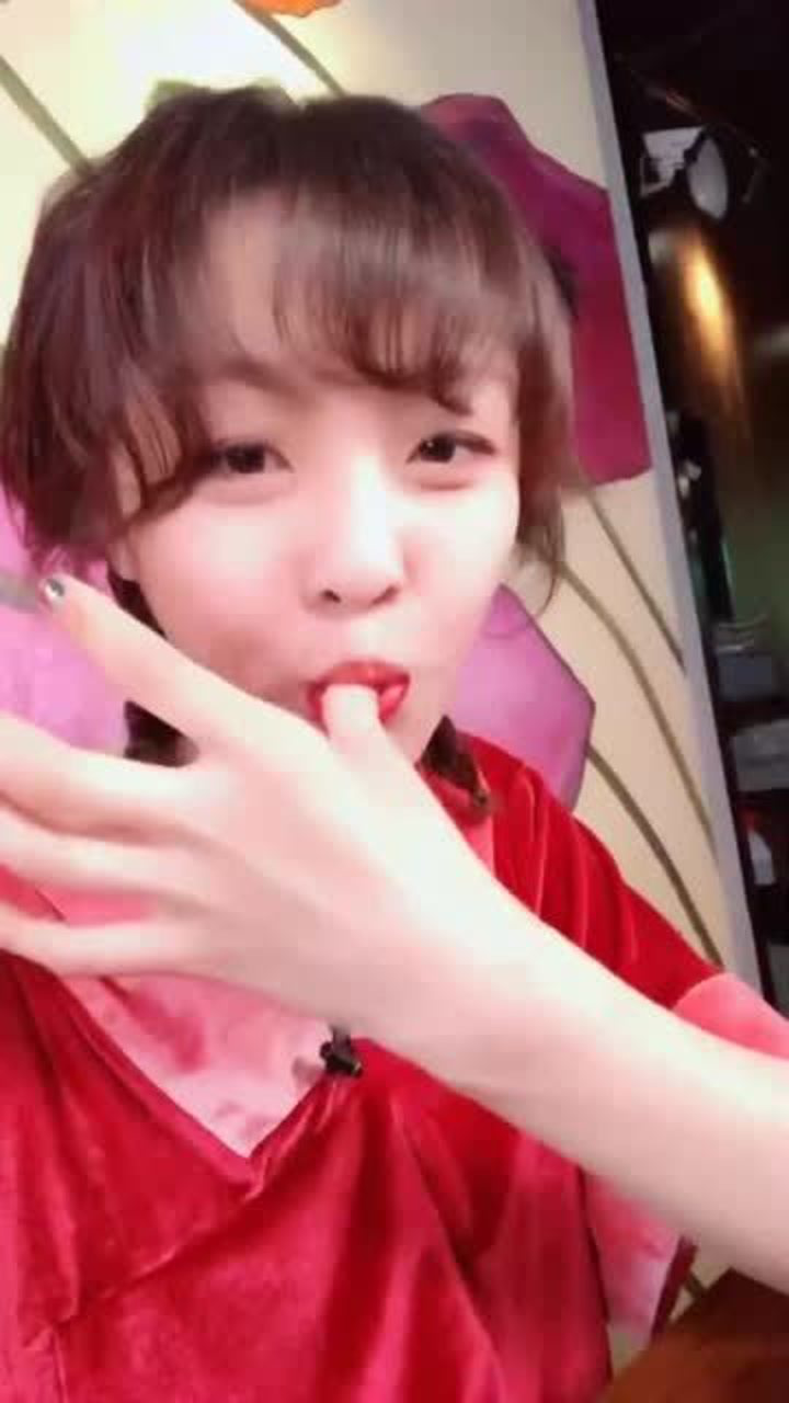 大胃王mini今天来吃小龙虾了看着好诱人啊真的好想吃