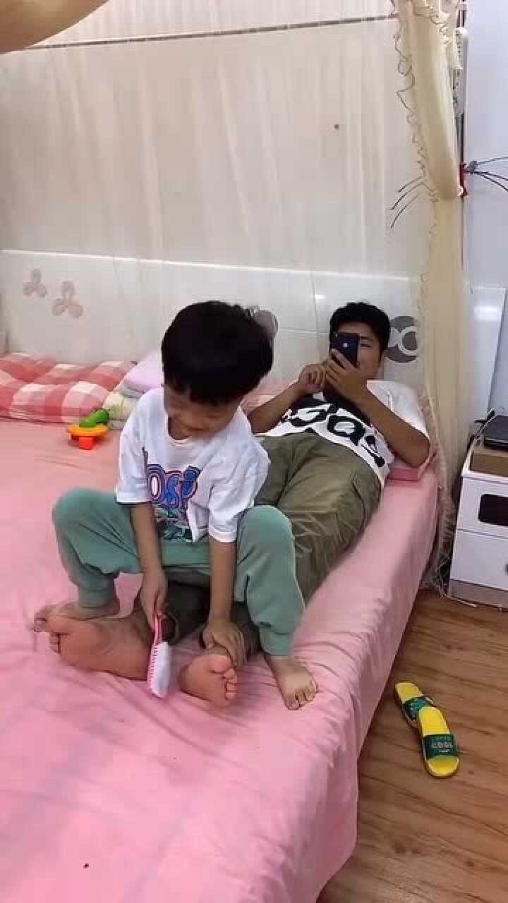 爸爸的脚太臭了儿子受不了了帮爸爸刷脚