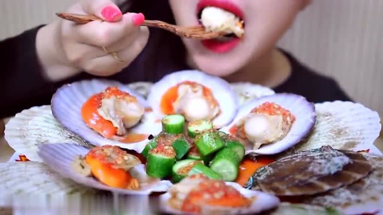 美女吃扇贝和黄瓜吃的美滋滋发出的咀嚼声很好听