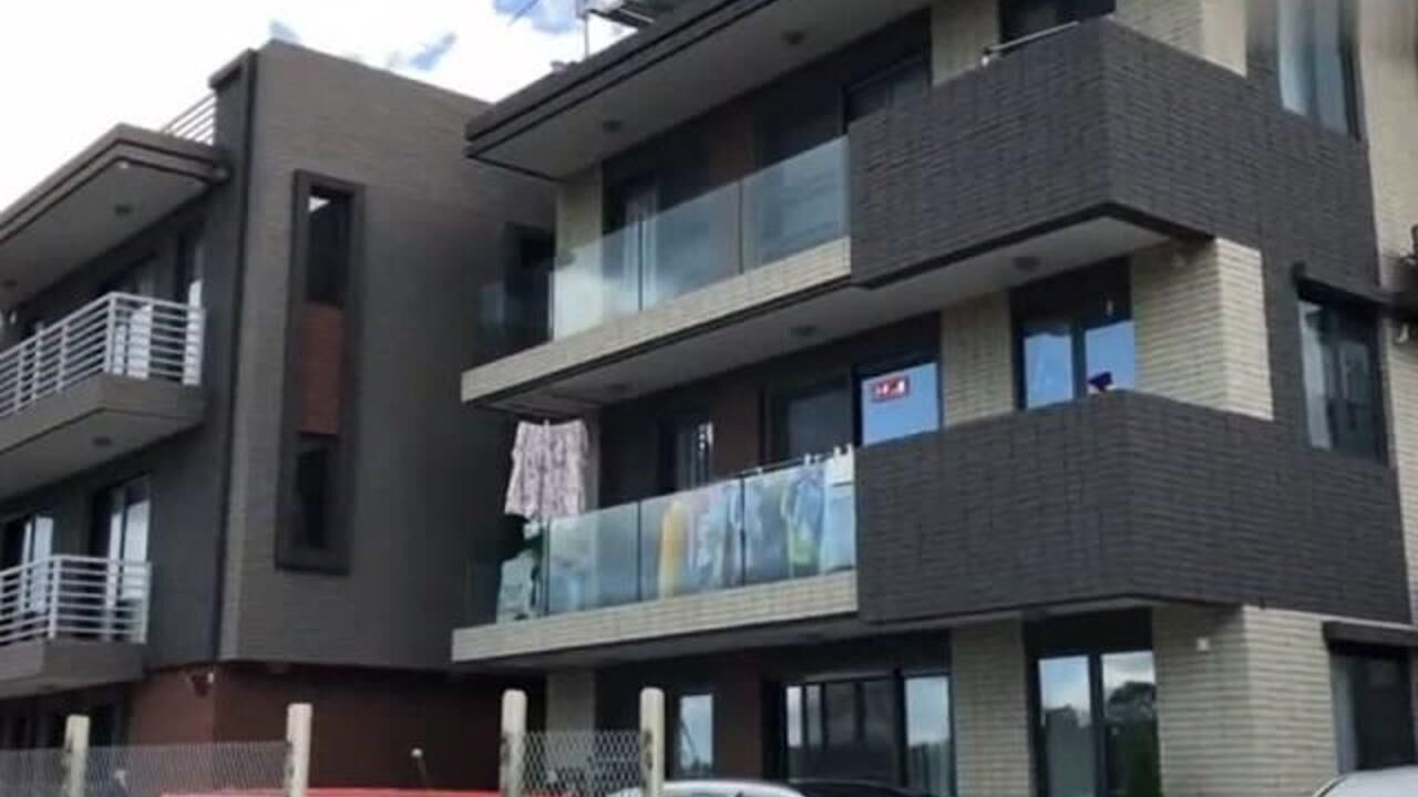 香港人的生活:香港80平方的村屋一层楼要800万,太贵了!_腾讯视频