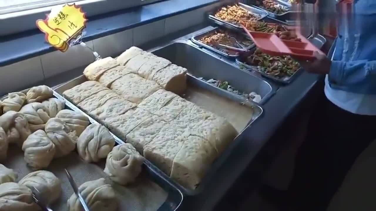 广东深圳:富士康工厂,40000多工人轮流去吃饭,这场面太热闹了!