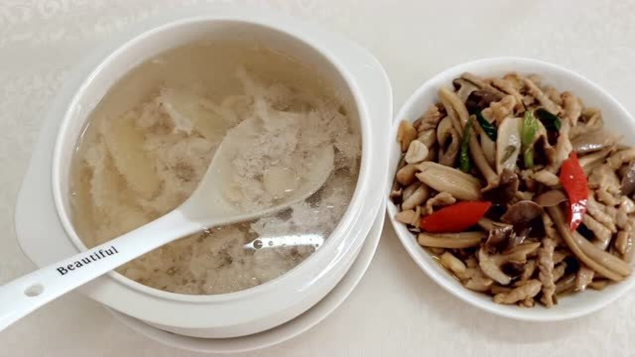 花18元做一頓豬肉宴~蓮子百合瘦肉湯 鹿茸菇炒肉絲,都是家人喜歡的