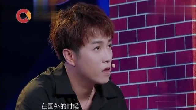 女嘉宾给林志勇戴上眼罩,用对方唱的歌向他告白