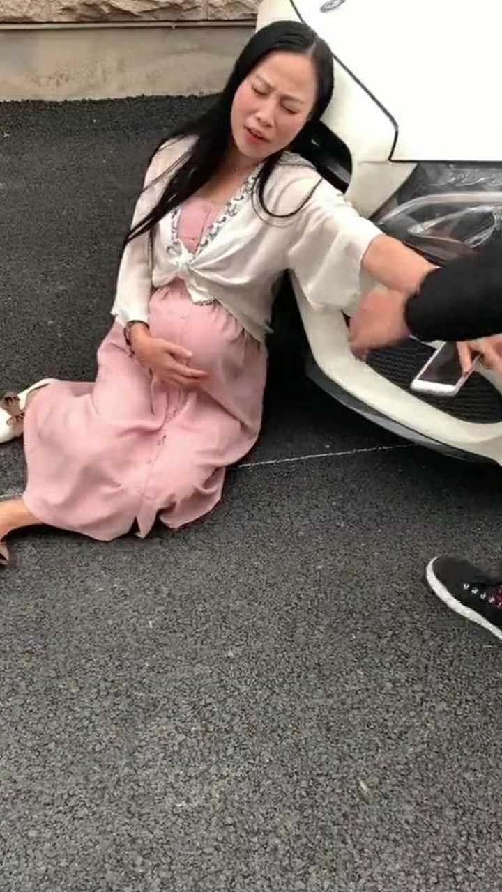 孕妇被车撞了,他竟然这么做