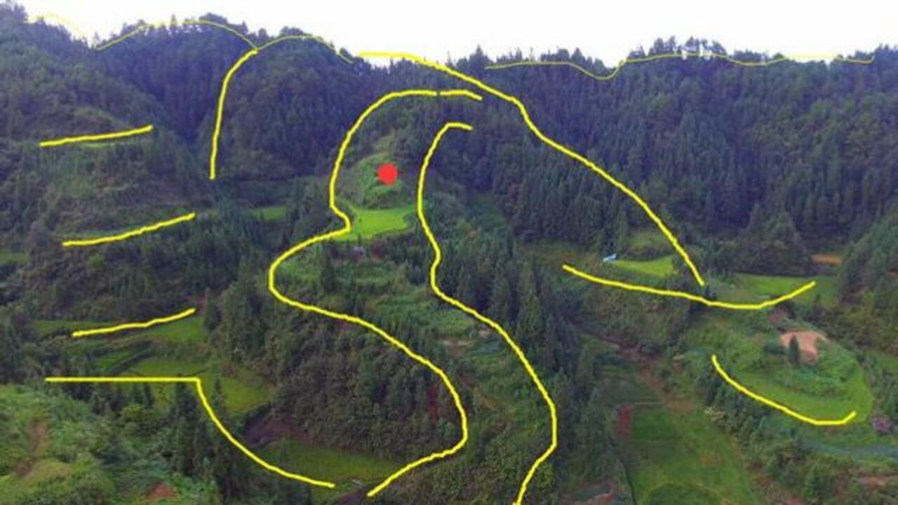 此山体地形独特有龙脉有穴位这是做墓地的绝佳风水宝地