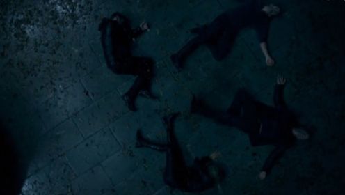 速看《初代吸血鬼第五季》第8集：众人被困监狱，霍普力挽狂澜
