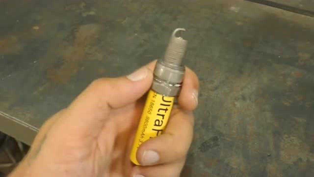 把废旧的火花塞稍微改造一下,变成了一个精美的工艺品