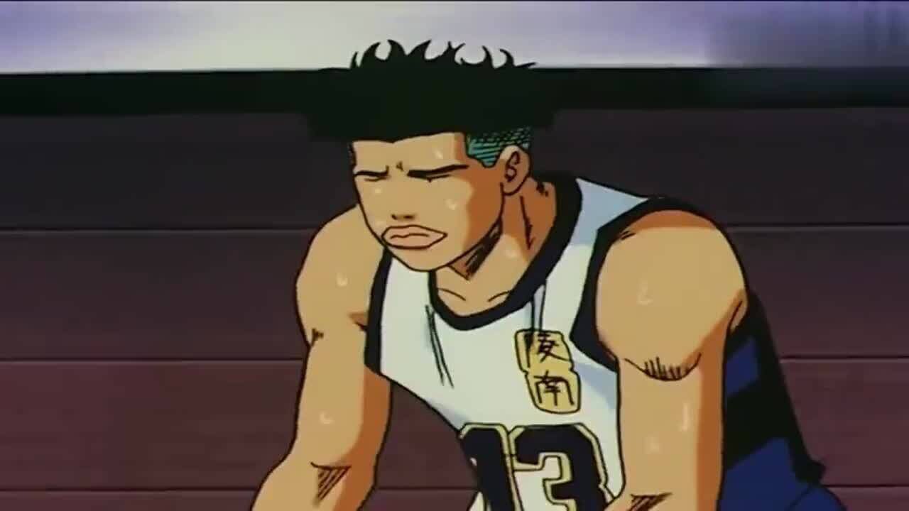 灌篮高手福田试着做樱木花道抛球的动作满脸的疑问