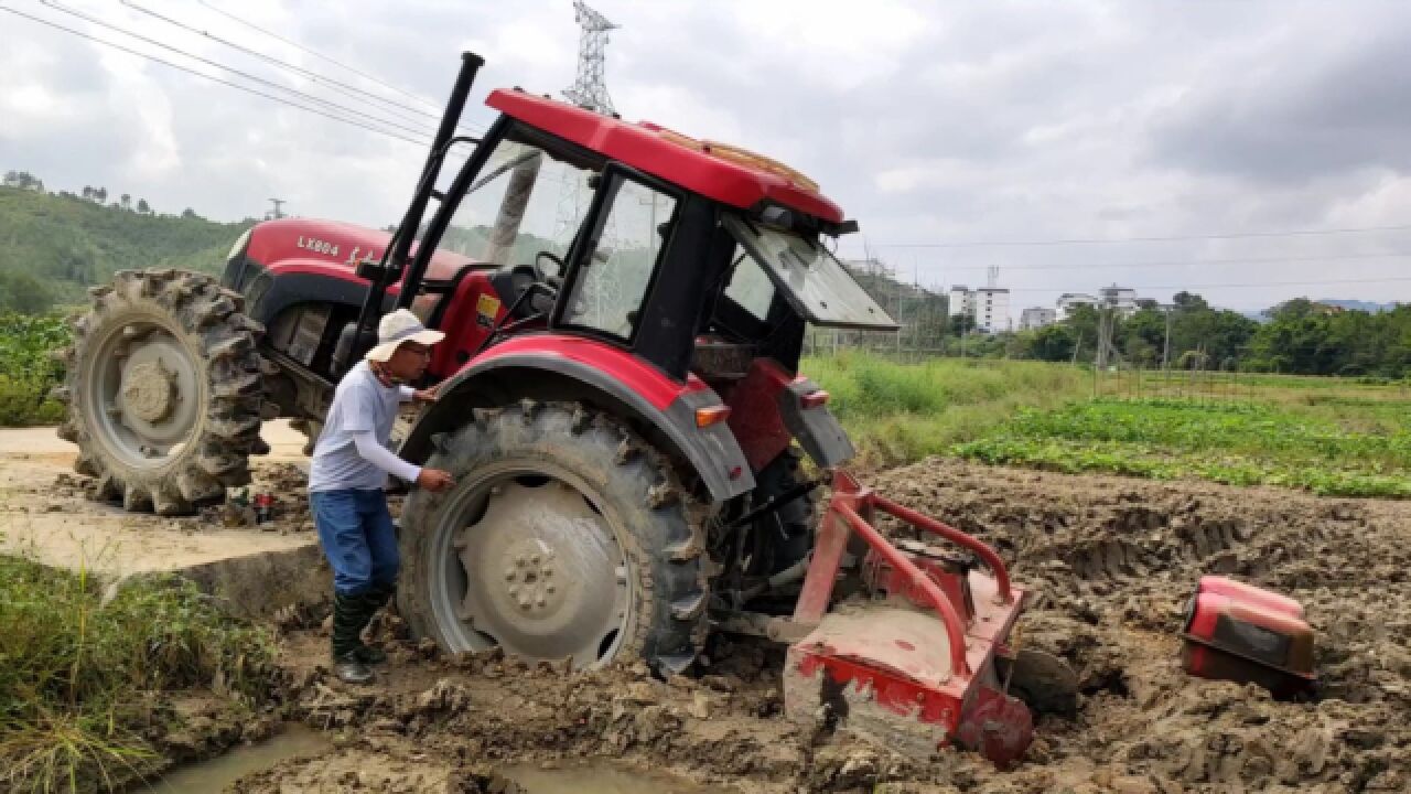 花50000元买的东方红犁田拖拉机没想到第1次耕田就发生这样的事