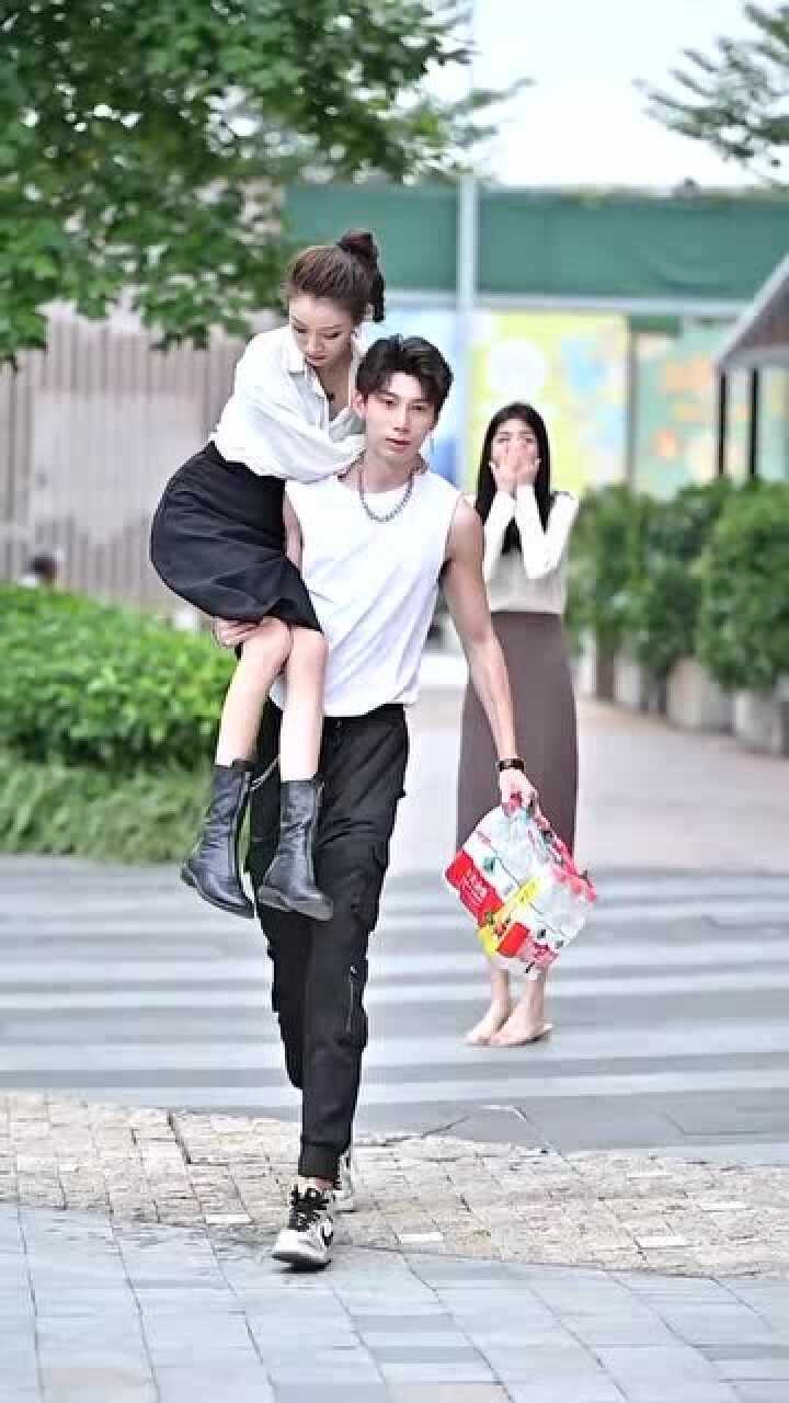 这才是凭实力宠女朋友小哥哥男友力爆棚呀