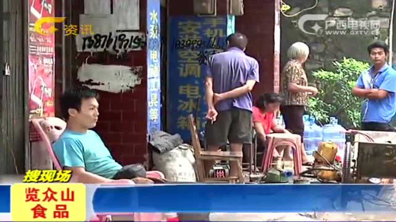 第三者被当街扒光衣服，被2女子骑在身下殴打私密部位，视频曝光_高清
