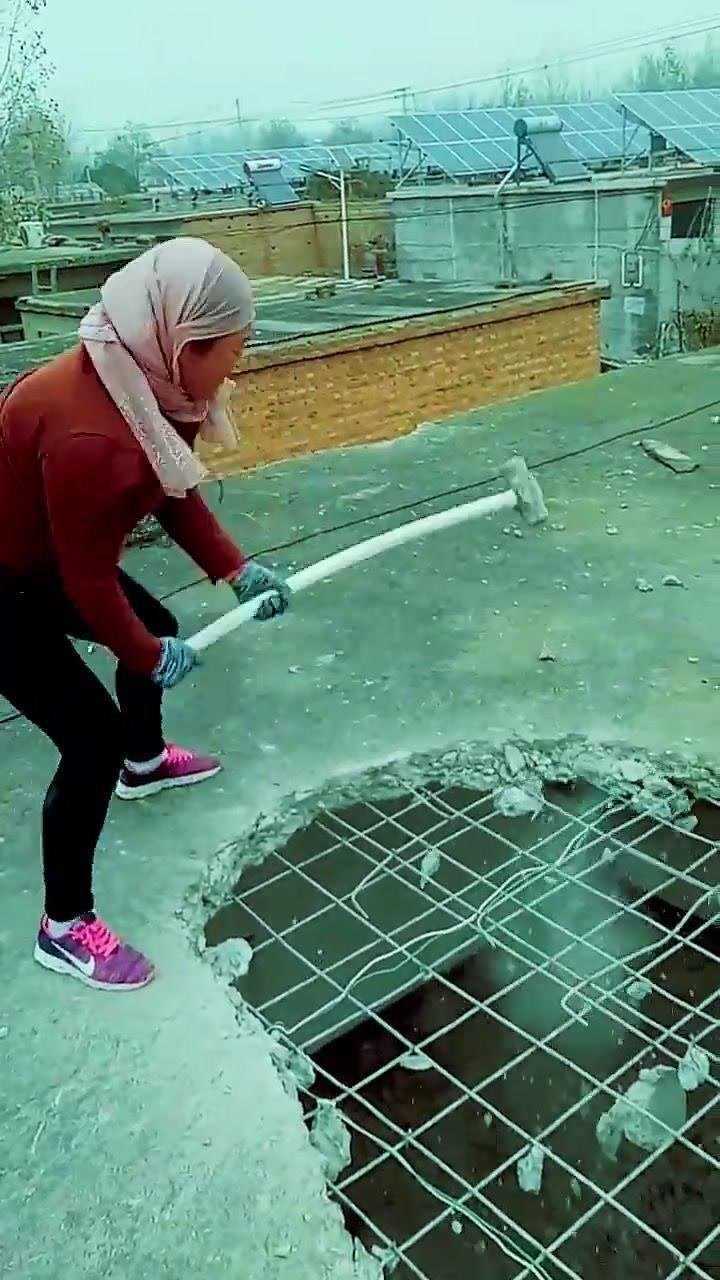 厉害了大姐,这大锤抡得真猛!