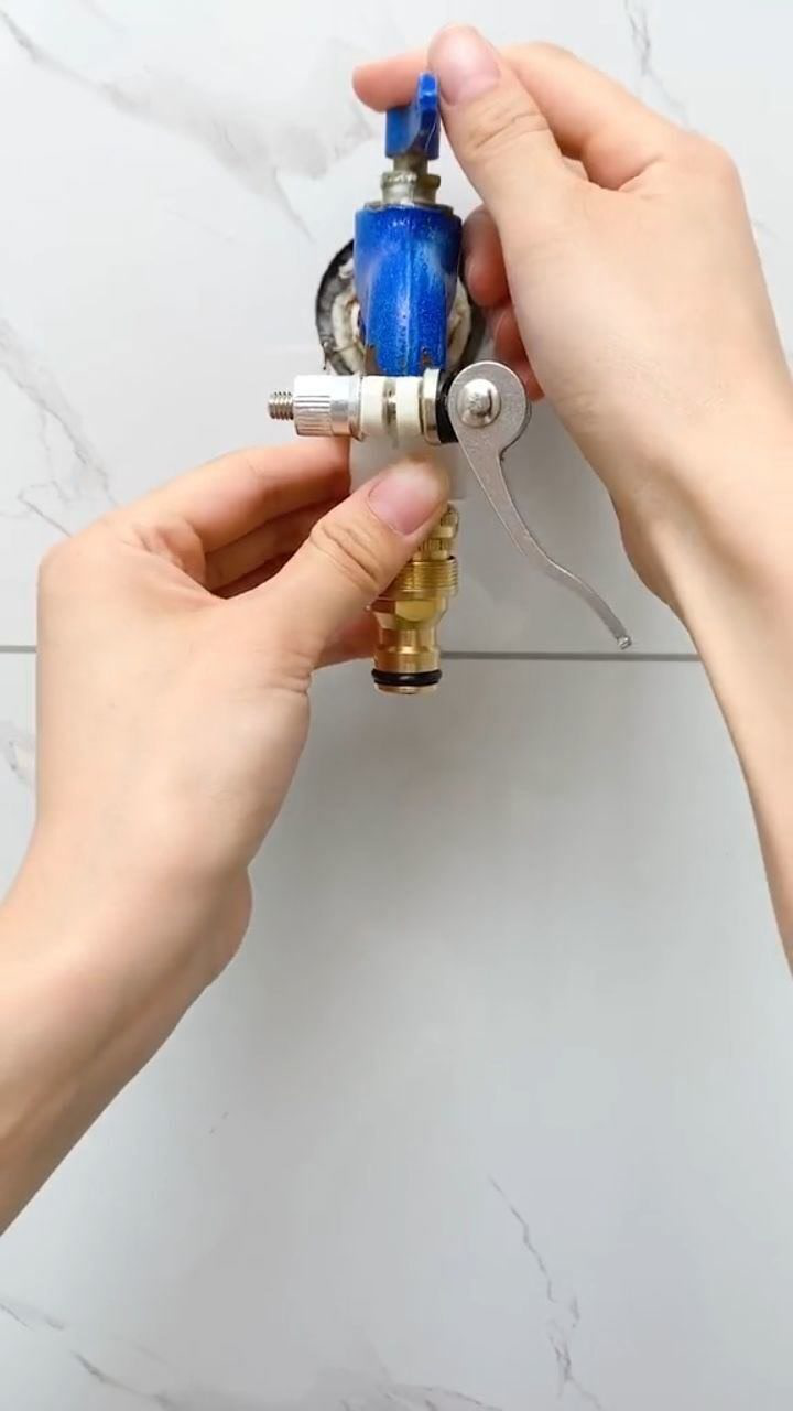 方便又实用的水龙头锁扣接头,粗细管通用,稳固不脱落!