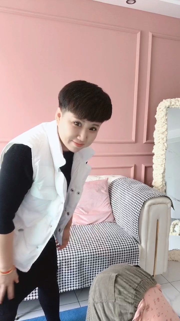 晨妤学舞蹈,帮她练习倒立,结果