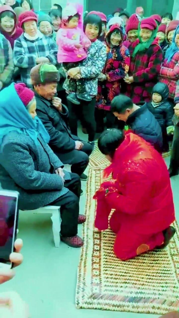 农村婚礼,不仅简单,还热闹新郎有点迟钝