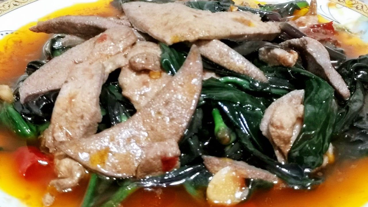 四川农家菜 血皮菜爆炒猪肝详解,猪肝嫩滑不腥,血皮菜下饭超安逸