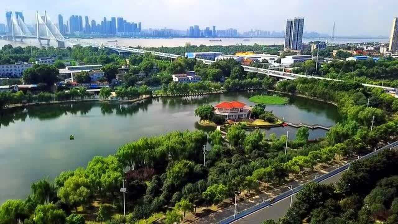 航拍武汉四美塘公园,多年以前这是一个高产鱼塘,现在是一个优美的公园