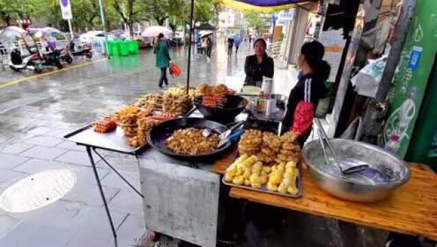 逛贵州遵义老城区菜市场,在这里吃的当地著名小吃羊肉粉10元一份