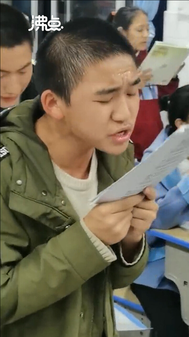 高三男生大汗淋漓背书引争议班主任：孩子从基础弱到稳居班上前三_腾讯视频