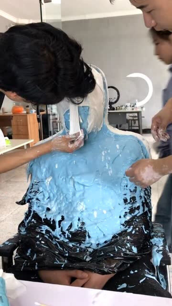 真人翻模打开时小心翼翼让人有一种小鸡破壳的感觉