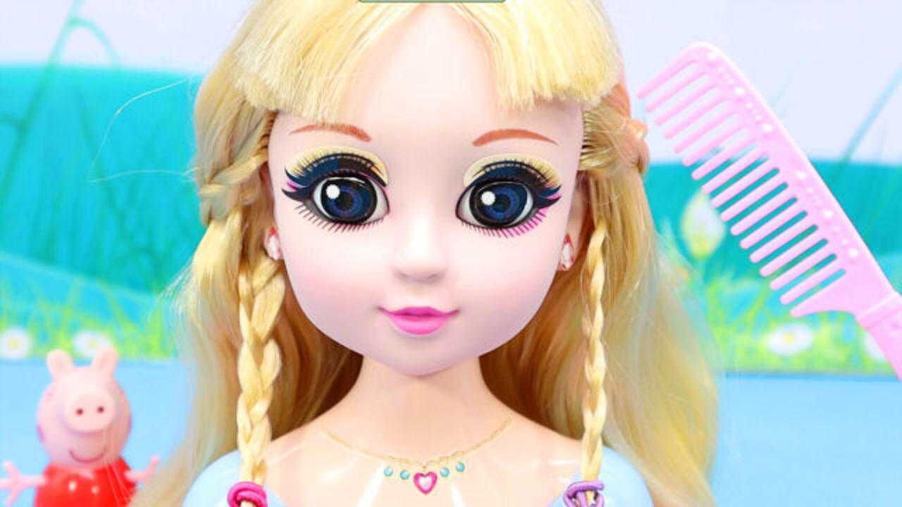 给洋娃娃梳头发扎辫子梳妆打扮的漂漂亮亮